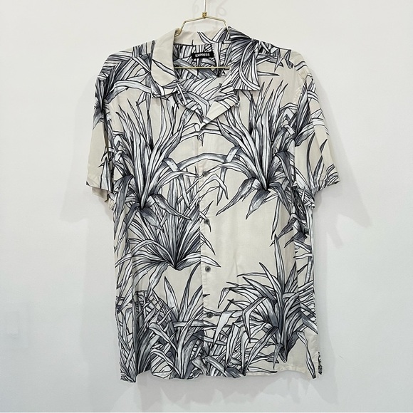 Express Leaf Print Button-Up Shirt Cream Black Gray Short Sleeve Soft Viscose - Picture 6 of 6